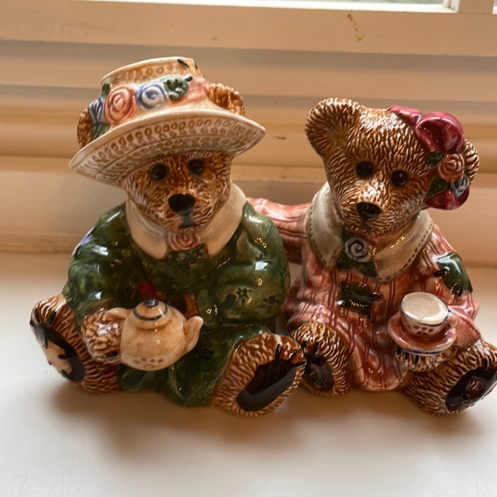 Boyd Bearware Pottery salt and pepper shakers
